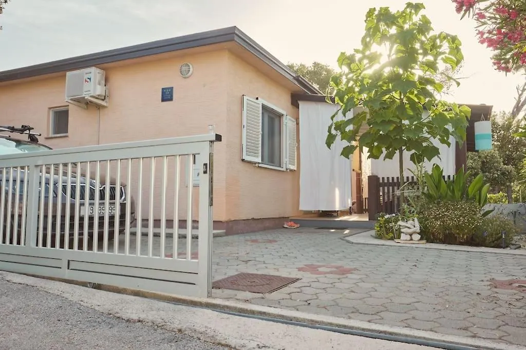 Zhouse Inn - Your Holiday House Petrcane Villa