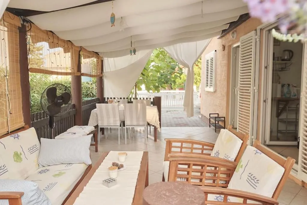 Zhouse Inn - Your Holiday House Petrcane Croatia